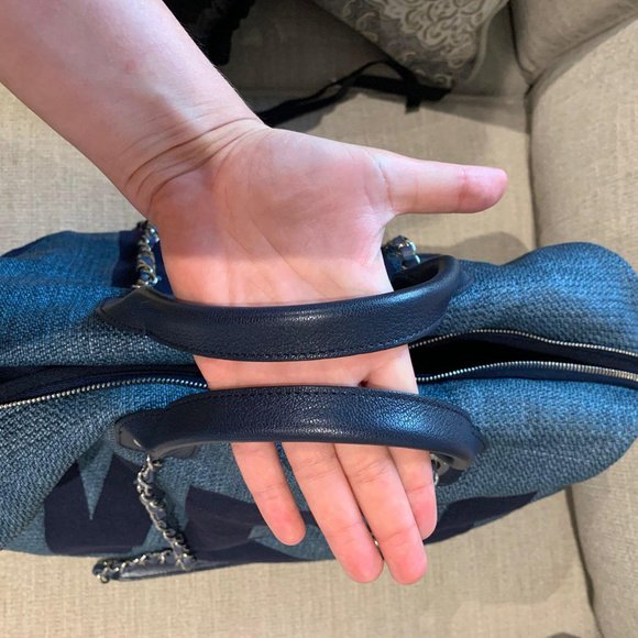 SOLD - 💙2018 LARGE DEAUVILLE TWEED RUNWAY TOTE BAG. - Picture 5 of 12